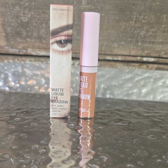 Kylie Cosmetics Matte Liquid Eye Shadow - Always In Szn, NEW - Picture 1 of 3